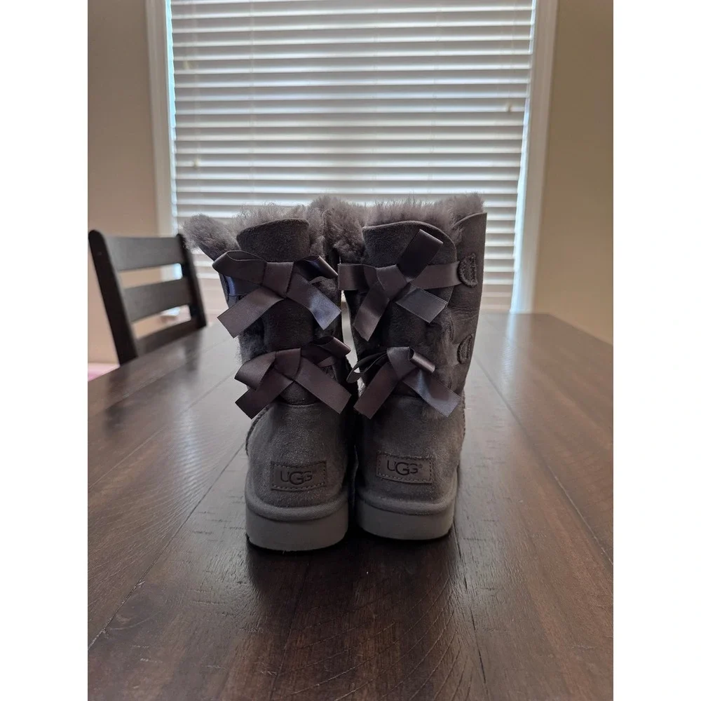UGG Bailey Bow II Gray Suede Sheepskin Fur Lined Boots Women's Estimated Size 9